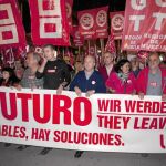 Los representantes sindicales de CC.OO y UGT, Daniel Bueno y Antonio Jiménez, seguidos del secretario general del PSRM, Rafael González Tovar