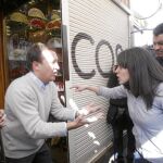 Una sindicalista trata de convencer a un comerciante de Sol de que eche el cierre