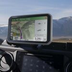 Con una pantalla de 7” a color, es el navegador más aventurero, integrando mapas topográficos.
