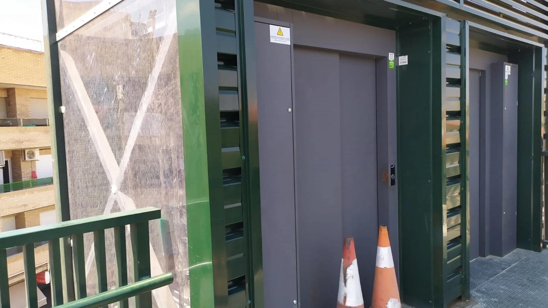 El ascensor, con los conos que prohíben su uso