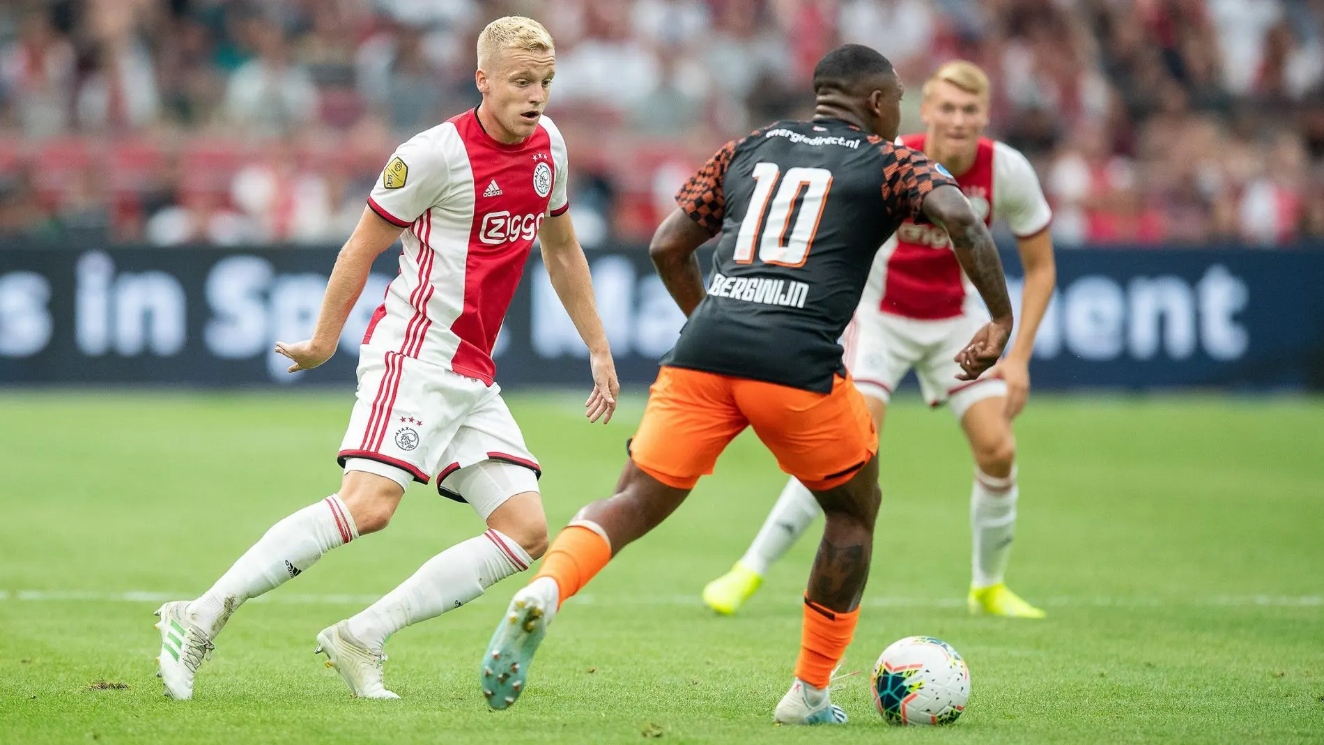 Van de Beek, con la camiseta rojiblanca del Ajax