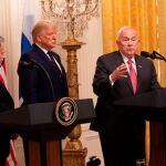 Donald Trump, presidente de EE UU, en el centro