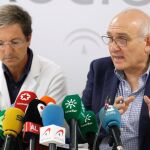 El subdirector de Protección de la Salud de la Junta de Andalucía, Jesús Peinado (d) , acompañado del portavoz de la Junta para este brote de listerioris, el doctor José Miguel Cisneros / Foto: Efe