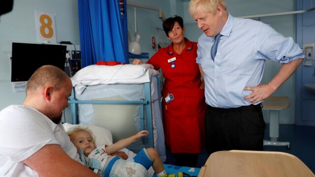 Boris Johnson visitó este lunes el Cornwall Hospital de la localidad de Truro/Ap