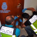 Los agentes de la Policía Nacional realizan diversas inspecciones oculares en las puertas donde puedan encontrar marcas o los llamados «testigos plásticos»