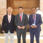 El presidente del Consejo de Administración de la RTVA, Rafael Porras, y el director de la RTVA, Juande Mellado, con el presidente de la Junta, Juanma Moreno /Foto: Manuel Olmedo