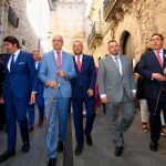 Suárez-Quiñones conversa con Faustino Sánchez en presencia de Olegario Ramón, Álvarez Courel, Eduardo Morán y José Manuel Pereira, en Ponferrada