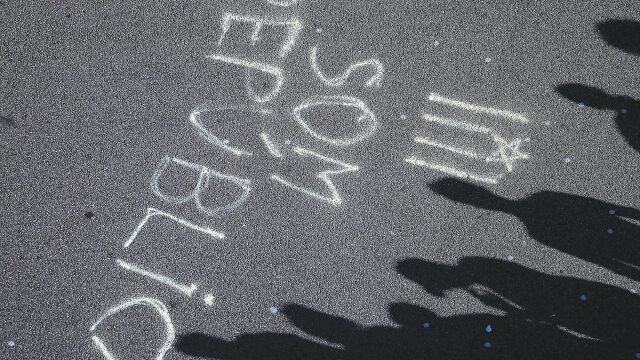 Quienes defienden el constitucionalismo en Cataluña viven un situación complicada para poder defender sus ideas sin miedo a sufrir represalias / Efe