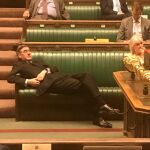 El diputado conservador Jacob Rees-Mogg recostado durante el debate del Brexit