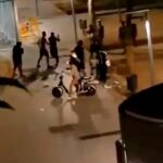 Captura del vídeo donde se ve la pelea entre jóvenes