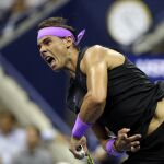 Nadal ejecuta un saque en el partido de cuartos de final ante Schwartzman