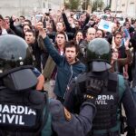 Agentes de la Guardia Civil durante la jornada del referéndum ilegal del 1-O
