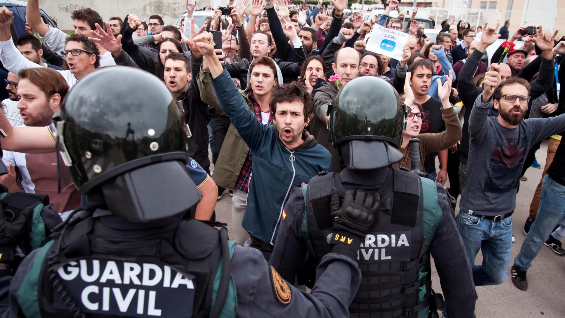Agentes de la Guardia Civil durante la jornada del referéndum ilegal del 1-O