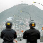 Dos agentes guardan las restricciones al tránsito en las inmediaciones del Congreso