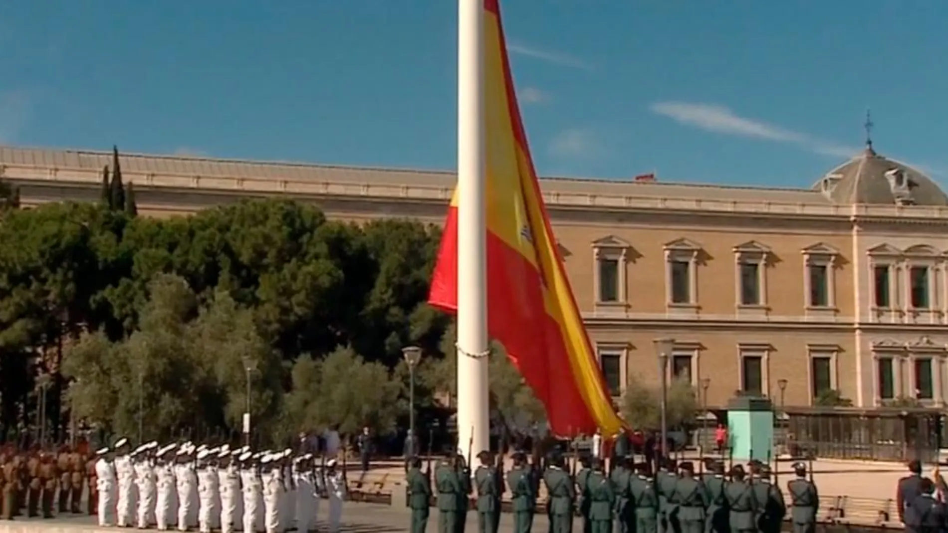 Izado de la bandera por el primer lustro de Felipe VI como rey
