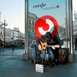 El Metro de Sol es el escenario habitual en el que Lukitas despliega su talento. Sin embargo, debe interrumpir su actuación cuando viene la Policía. Reportaje fotográfico: LUIS DÍAZ