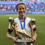 Megan Rapinoe posa con la Bota de Oro y el Balón de Oro