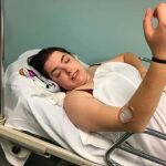 Jennifer Proctor en una camilla de hospital