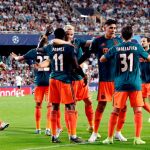 El delantero holandés del AFC Ajax, Quincy Promes (c), celebra su gol ante el Valencia. EFE/Kai Försterling