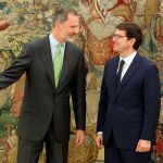 El rey Felipe VI, recibe en audiencia al presidente de la Junta de Castilla y León, Alfonso Fernández Mañueco