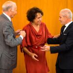 La viuda de Rodríguez Bolaños, Irene Santamaría, recibe la Medalla de manos de Victor Caramanzana y Vicente Garrido Capa