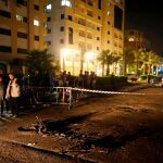 Palestinos en el lugar de una de las explosiones en Gaza/Reuters
