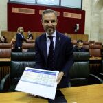 El consejero de Hacienda, Juan Bravo, defendió las cuentas / Foto: Manuel Olmedo