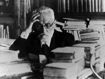 El filósofo Miguel de Unamuno en una imagen de sus últimos años rodeado de libros El filósofo Miguel de Unamuno en una imagen de sus últimos años rodeado de libros