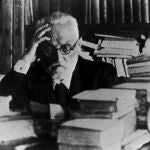 El filósofo Miguel de Unamuno en una imagen de sus últimos años rodeado de libros