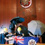 Un grupo de manifestantes coloca una bandera colonial en el Parlamento hongkonés / Ap