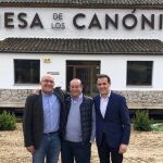 Jesús Julio Carnero junto al director general de la bodega, Iván Sanz, así como el presidente de la Diputación de Valladolid, Conrado Íscar