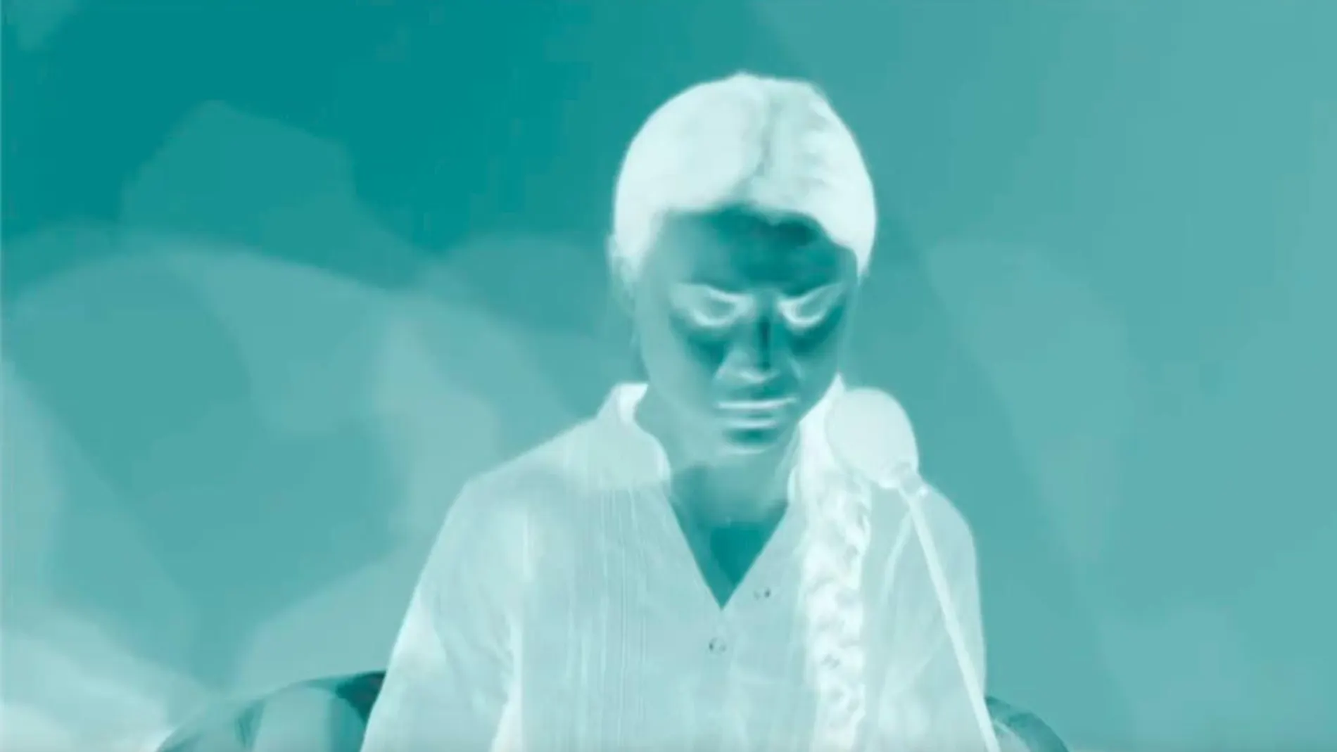 El autor incorpora la música y los filtros de manera genial