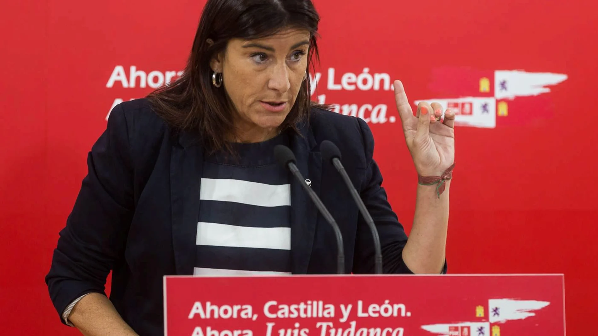 La secretaria de Organización de los puño y la rosa, Ana Sánchez, contesta a las preguntas de los periodistas