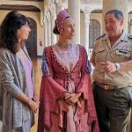 El General José Rivas y la concejal Ana Redondo, tras presentar la Ruta Teatralizada «Reinas en Valladolid»