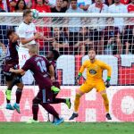 El delantero del Sevilla Luuk de Jong cabecea el balón / Foto: Efe