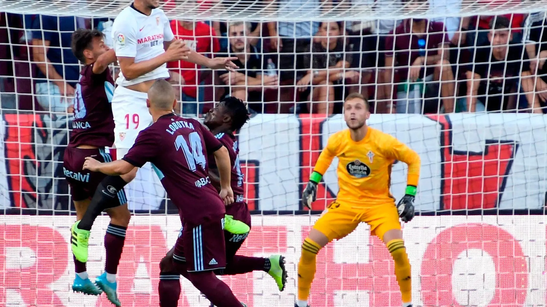 El delantero del Sevilla Luuk de Jong cabecea el balón / Foto: Efe