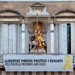Pancarta a favor de los presos del procés en el balcón de la Generalitat de Cataluña