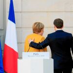 Angela Merkel y Emmanuel Macron se reúnen hoy junto al presidente del Consejo, Donald Tusk, para tratar de desbloquear el reparto de cargos antes del inicio de la cumbre europea