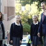 Doña Letizia sin maquillaje y en zapatillas en la 'vuelta al cole' de sus hijas