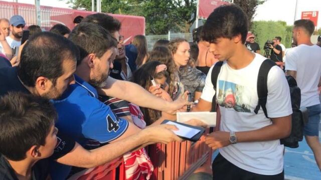 Joao Félix firma sus primeros autógrafos como rojiblanco