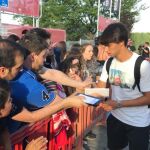Joao Félix firma sus primeros autógrafos como rojiblanco