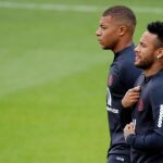 Neymar, en un entrenamiento con Mbappe