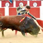 Ginés Marín da un natural, ayer, en la Plaza de Toros de «La Chata»