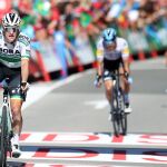 Sam Bennett entra victorioso en la meta de Oviedo