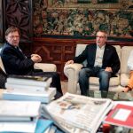 El presidente de la Generalitat, Ximo Puig, se reunió ayer con el presidente de la Confederación Empresarial de la Comunitat Valenciana (CEV), Salvador Navarro, y los secretarios generales de CCOO-PV, Arturo León, y de UGT-PV, Ismael Sáez