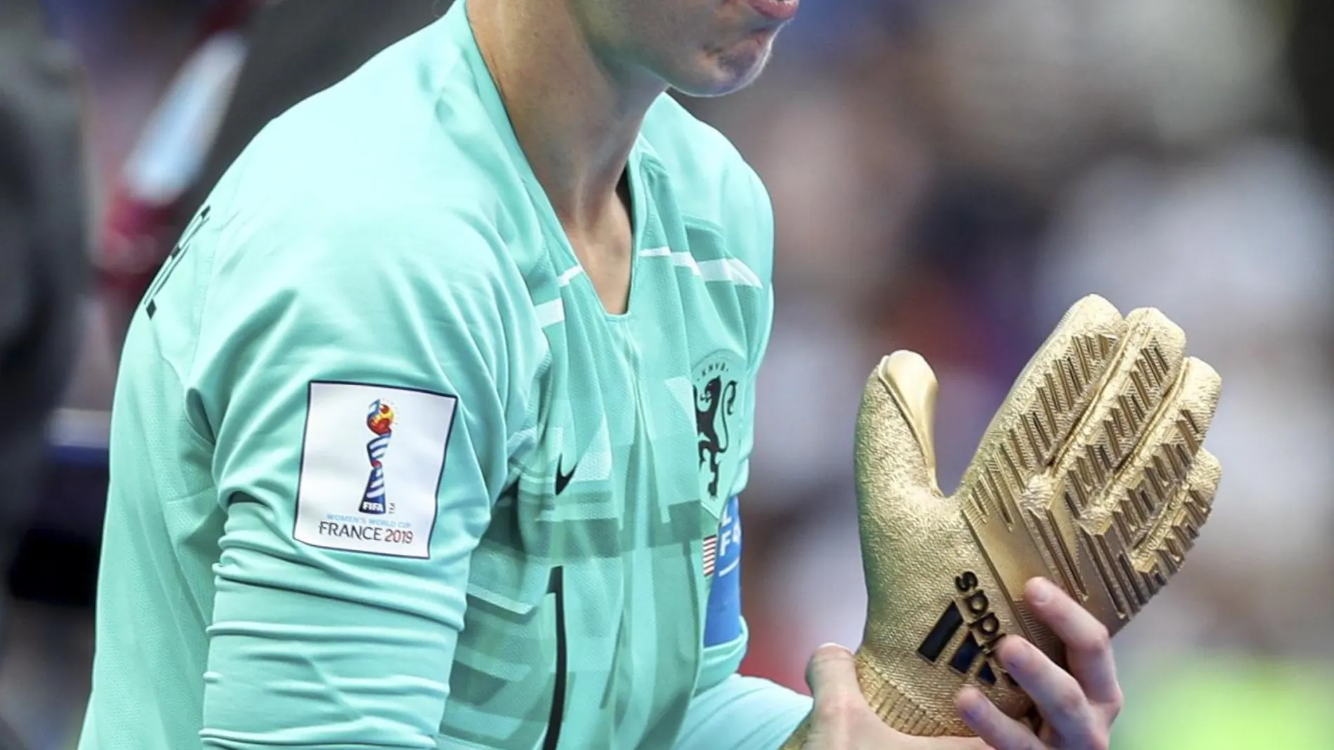 Sari van Veenendaal recogiendo el guante de oro el pasado Mundial de Francia