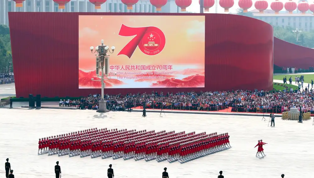 Mujeres de la milicia china en el desfile en la plaza de Tiananmen