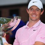 Rory McIlroy, con el trofeo