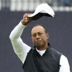 Tiger saluda a los aficionados tras su segundo días de competición