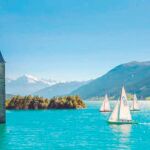 El lago Resia en la región del Alto Adigio